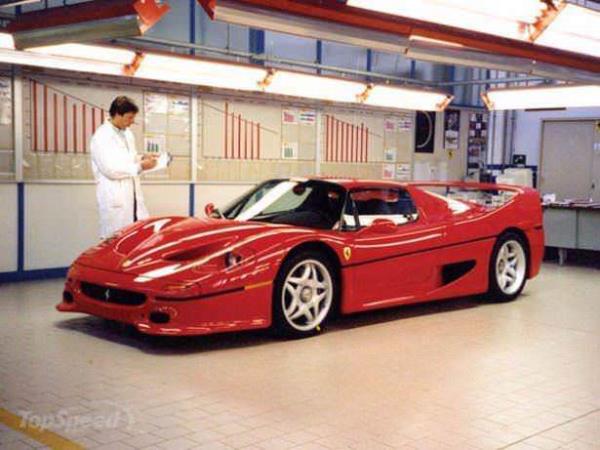1995 Ferrari F50 F1 aralarna zenilerek retilen ve performans olarak onlar aratmayacak olan 349 tane F50'lerden bir tanesi