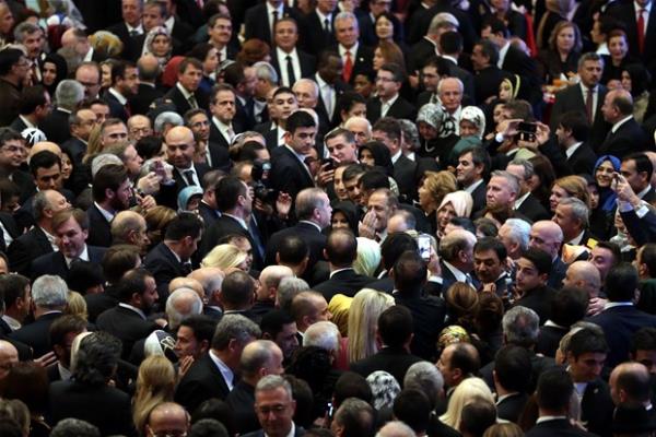 TBMM Bakan smet Ylmaz, Babakan Ahmet Davutolu ve ei Sare  Davutolu, Genelkurmay Bakan Orgeneral Hulusi Akar ve ei ule Akar'n da hazr  bulunduu resepsiyona, baz bakanlar, kuvvet komutanlar, yksek yarg  organlarnn bakanlar ve MT Mstear Hakan Fidan da katld.