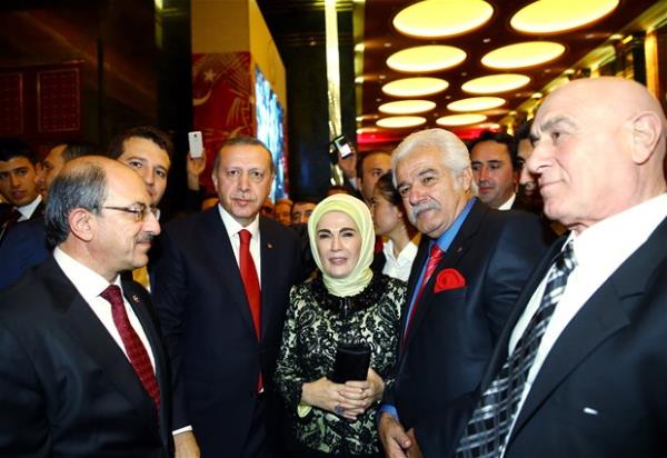 Cumhurbakan Erdoan ve ei Emine Erdoan, resepsiyona katlan  sanat Serdar Gkhan ile objektiflere poz verdi.