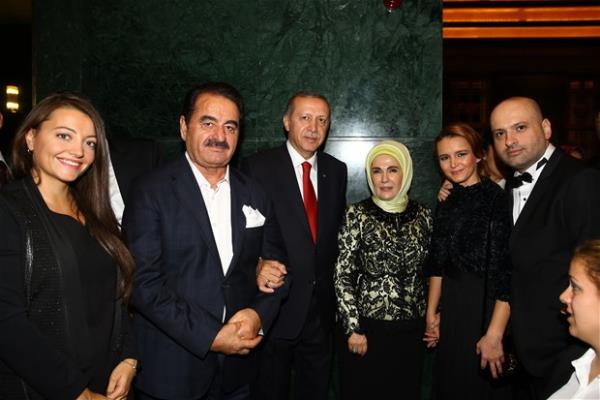 Cumhurbakan Erdoan ve ei Emine Erdoan, resepsiyona katlan  sanat brahim Tatlses (sol 2) ile  objektiflere poz verdi.