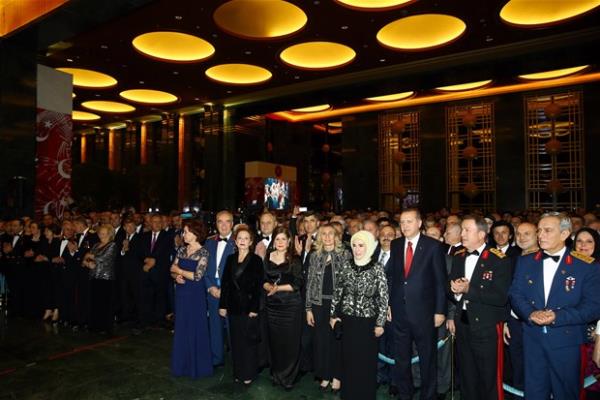 Aznlk cemaatlerinin temsilcilerinin de bulunduu resepsiyonda, Orhan  Gencebay, brahim Tatlses, Blent Ersoy, Cengiz Kurtolu, Muazzez Ersoy ve  Mustafa Ceceli'nin de aralarnda bulunduu baz sanatlar yer ald. Davetliler  arasnda "Dirili Erturul" dizisinde rol alan baz oyuncular da bulundu.