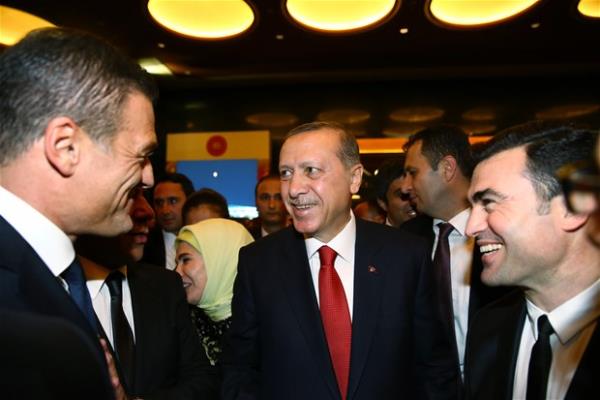 Cumhurbakan Erdoan, resepsiyonda  eski milli futbolcu Hakan nsal (sada) ile sohbet etti.