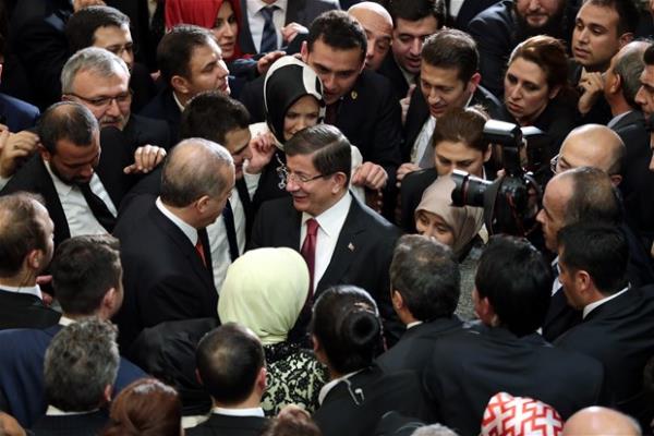 Cumhurbakan Erdoan, resepsiyona katlan Babakan Ahmet Davutolu ile sohbet etti.