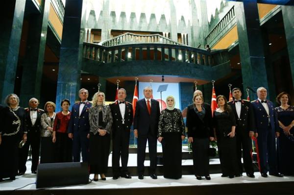 Resepsiyona, farkl spor dallarnda uluslararas derece kazanan milli  sporcular, Trk Yldzlar ve Solo Trk uu ekipleri, Ankara'da grevli yabanc  misyon efleri, brokratlar, akademisyenler, sivil toplum kuruluu  temsilcilerinin de bulunduu ok sayda davetli katld.