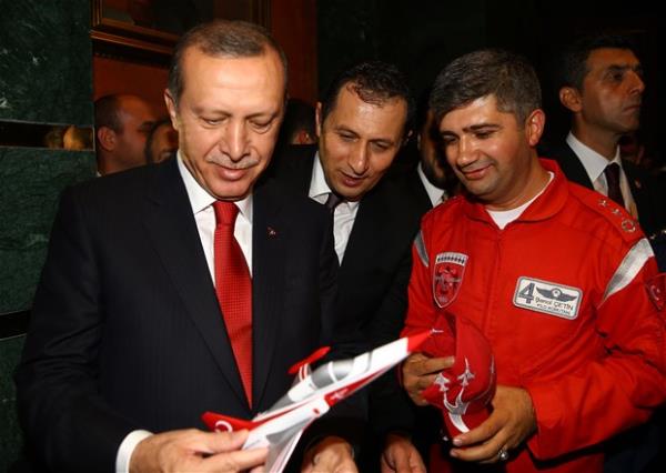 Cumhurbakan Erdoan, resepsiyonda Hava Kuvvetleri Komutanl'nn gsteri ekiplerinden Trk Yldzlar Filo Komutan enol etin ile sohbet etti.