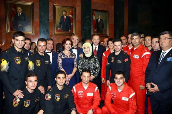 Cumhurbakan Erdoan, resepsiyona katlan Hava Kuvvetleri Komutanlnn gsteri ekipleri Trk Yldzlar ve Solotrk ekipleri ile fotoraf ektirdi.