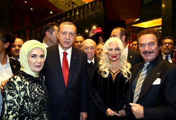 Cumhurbakan Erdoan ve ei Emine Erdoan, resepsiyona katlan  sanat Orhan Gencebay ve Sevim Emre ile objektiflere poz verdi.