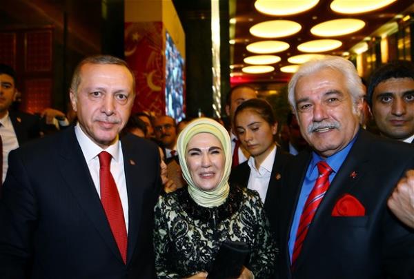 Cumhurbakan Erdoan ve ei Emine Erdoan, resepsiyona katlan  sanatlarla objektiflere poz verdi.