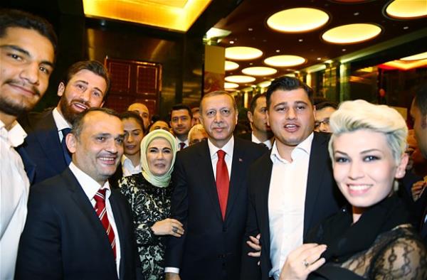 Cumhurbakan Erdoan ve ei Emine Erdoan, resepsiyona katlan sporcu Rza Kayaalp (sa 2) ile birlikte objektiflere poz verdi.