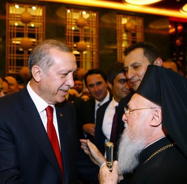 Cumhurbakan Erdoan, resepsiyonda Fener Rum Patrii Bartholomeos ile sohbet etti.
