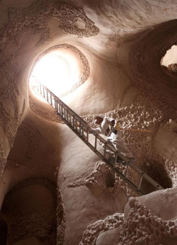 Makine yerine ellerini kullanan sanat, son derece basit aletler kullanarak maarann duvarlarna sanatn yanstyor.