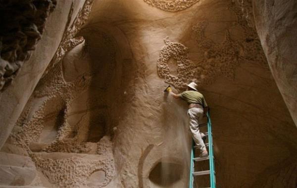 Maarann ierisinde 12 metreye ykseklie kadar ulaabilen kolonlar bulunuyor.