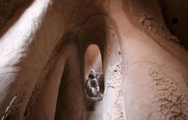 Hayatnn uzun bir blmn bu ie harcayan sanatnn elleriyle yaratt bu maara grenleri hayrete dryor.