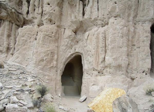Hayatnn son 10 yln New Mexico Eyaleti'ndeki dalk bir alanda bulduu bir maaray kazarak harcad.