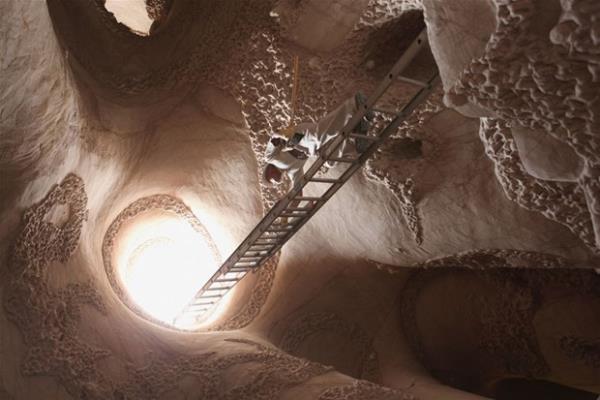 Amerikal sanat Ra Paulette, tek bana Meksika&#8217;da lde bulduu bir maarada yayor.