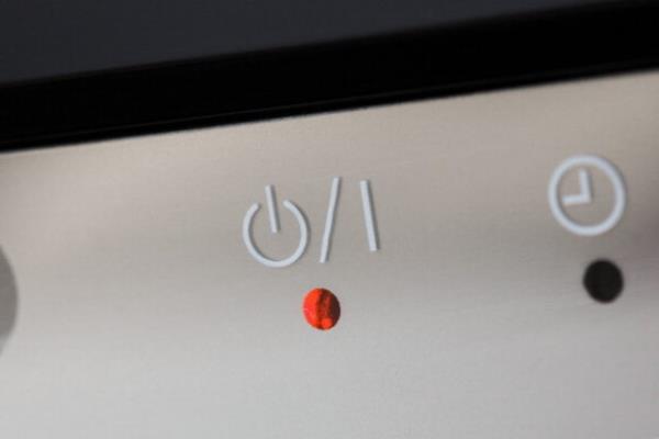 Bu klarn genellikle 1 watt deil 3-5 watt enerji tketmesi, kullanmadnz zamanlarda DVD oynatc, radyo, televizyon gibi elektrikli cihazlarn dmesini kapatmamz gerektiini gsteriyor.