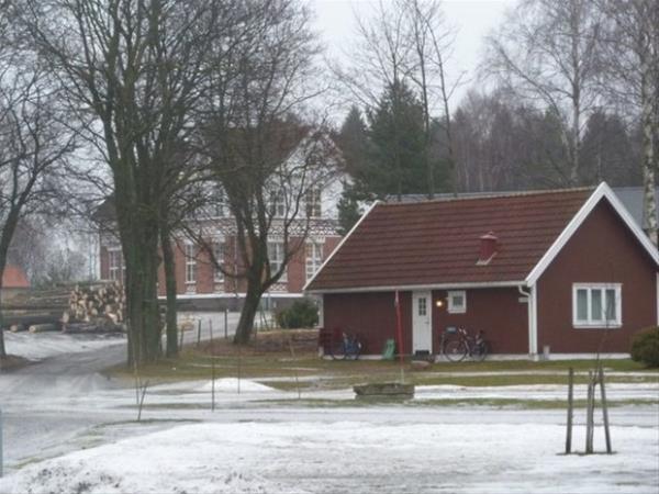 Norve Adalet Bakan (2005-2011) Knut Storberget&#8217;in kurduu Bastoy Hapishanesi iin &#8220;5 yldzl ada hapishanesi&#8221; diyen de var. Zira mahkmlar, cezalarn yzerek, balk tutarak ve tenis oynayarak geiriyor.