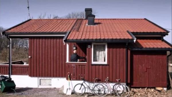 Kimi tarm, kimi balklkla urayor. Sonunda birbirlerine rn satyor veya hediye ediyorlar. Birlikte oturup yemek yiyorlar.