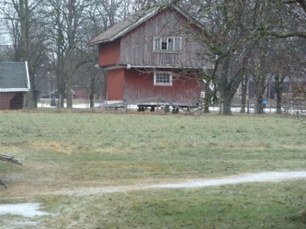 Televizyon izlenebilen, internet kullanlabilen bungalovlarda yaayan mahkmlar sauna, solaryum, sinema ve ktphaneden de yararlanabiliyor. eride parmaklk, silah, hcre, cop ve gvenlik kameras yok.