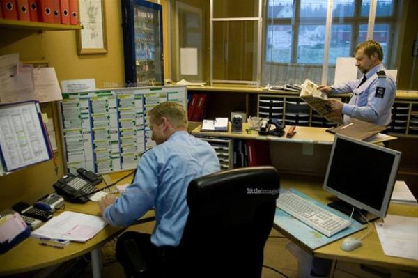 Gardiyanlar nasl davranyor?  <br>  ok iyi davranyor ve ilerini zevkle yapyorlar. Tabii ki ok keyifli bir i deil. Ama ben oradayken surat yaptklarn bile grmedim.