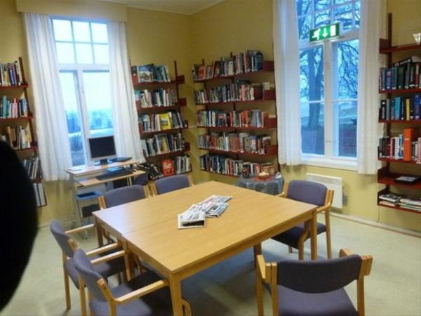 Ayrca, 8 kilometrelik plaj, tenis kortu ve futbol sahas bulunuyor. Kald ki aralarnda katiller de var... Bitmedi...