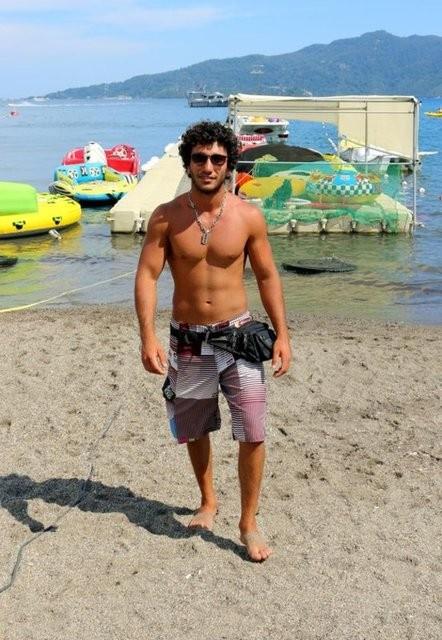 Kendisine gsterilen alakadan memnun olan 24 yandaki gen, fotoraf ektirmek isteyen Arda Turan hayranlarn geri evirmiyor.