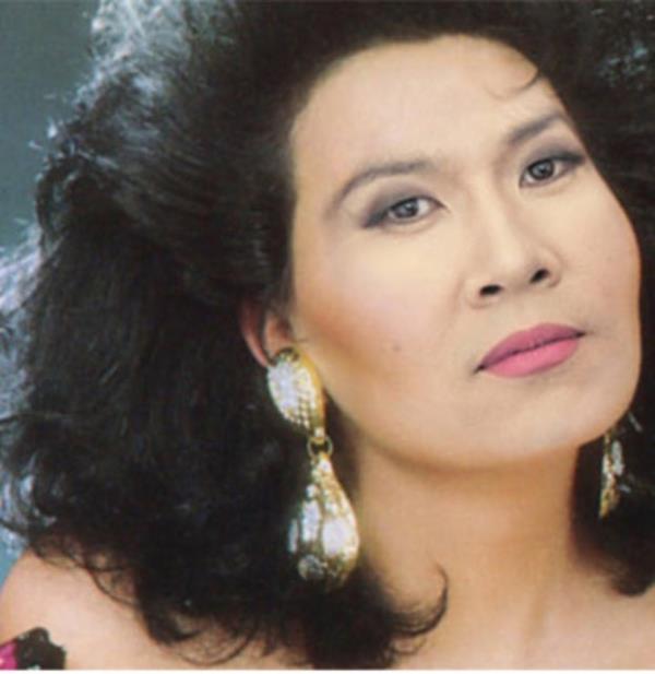 Giyim tarz ve makyajnn yan sra ismini de Blent Wong olarak deitiren arkc, son olarak Ersoy'un hayatn anlataca filmde rol alacak.