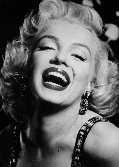 Popler kltr ikonu Marilyn MOnroe, ltl hayatnn arka perdesinde, psikolojik problemleriyle ba etmek iin alkol ve uyuturucuya snmt.