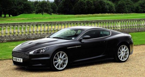 Aston Martin: ngiliz spor otomobil reticisi Aston Martin, adn kurucularndan biri olan Lionel Martin'in rettii yar otomobillerini Aston tepesinde denemesiyle alr.