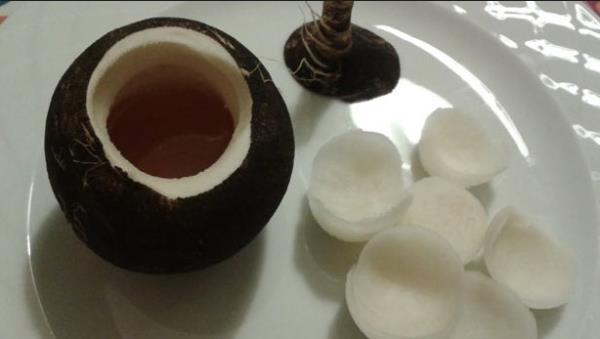 Ka hazrlandmz u gnlerde sofralarn ba tac olacak olan Siyah turpun faydalarn daha yakndan renelim. Binbir derde derman olduunu kantlanm siyah turpu bal ile tketince bakn neler oluyor...  <br>  zellikle ii bir miktar oyulduktan sonra iine bal yerletirilip ve daha sonra kesilen para adeta bir kapak gibi zerine kapatlr. Bir gece boyunca bir bardan zerinde bekletilerek elde edilen su kullanlr. ksre kar kar tam bir ifa diyebileceimiz bu karm birok uzman tarafndan nerilmektedir.