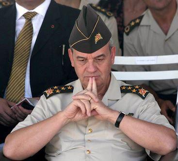 1- 'lker Babu' dnya basnnda 5 yldr devam eden ?Ergenekon? davasnda kararlar akland. Eski Genelkurmay Bakan lker Babu'un mebbet hapis cezas ald Ergenekon davas kararlar dnya basnnda geni yer buldu. Dnyann nde gelen yayn kurulular, Genelkurmay Bakan lker Babu'un, Trkiye'de Recep Tayyip Erdoan hkmetini darbeyle devirme plan yapmaktan mebbet hapis cezasna arptrldn belirtti.