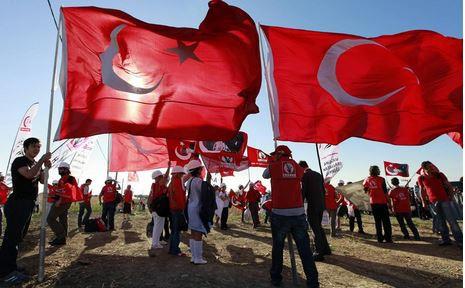 4-AP: TRKYE'DE ESK GENELKURMAY BAKANINA MEBBET Uluslararas haber ajans AP de, Ergenekon kararlarn abonelerine "fla" haber olarak duyurdu. Haberde, Eski Genelkurmay Bakan lker Babu'un darbe plan yapma suundan mr boyu hapis cezas ald belirtildi.