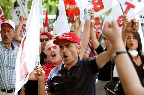 5-'lker Babu' dnya basnnda 250 kiinin yargland davann en nl sannn Genelkurmay eski Bakan lker Babu olduu da ifade edildi. Davada 21 kii hakknda beraat karar verilirken, eski st dzey subaylarda olmak zere 40'dan fazla sana ceza yad vurguland.