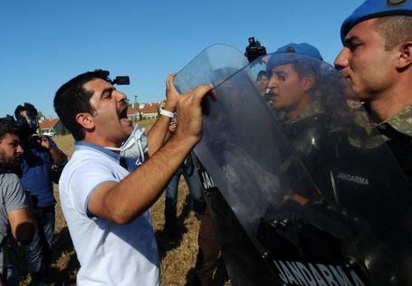 10--DER SPIEGEL: TRKYE'DEK ASRIN DAVASINDA KARAR Almanya'nn saygn haber dergilerinden Der Spiegel, Ergenekon davas kararlarn internet sayfasnda, "Mahkemeden eski genelkurmay bakanna mr boyu hapis" balyla verdi. Der Spiegel, Trkiye'de asrn davas olarak nitelendirilen ve ok tartlan Ergenekon davasnda kararlarn aklandn belirtti.