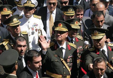 11-DER SPIEGEL: TRKYE'DEK ASRIN DAVASINDA KARAR Haberde, 5 yl iinde 275 sann yarglandn ve mahkemenin 160 tank dinledii ifade edildi. Der Spiegel, mahkemenin bugn aklad kararda, Genelkurmay eski Bakan lker Babu'a mr boyu hapis cezas verdiini vurgulad. 275 sanktan 21'inin ise beraat ettii belirtildi.