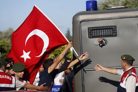 6-GUARDIAN: MAHKEME ERGENEKON KARARLARINI AIKLADI ngiliz Guardian gazetesi de, internet sayfasnda verdii haberde, Trkiye'de Genelkurmay eski Bakan lker Babu'un, Babakan Recep Tayyip Erdoan hkmetini devirmeye almak suundan mr boyu hapis cezasna arptrld belirtildi.