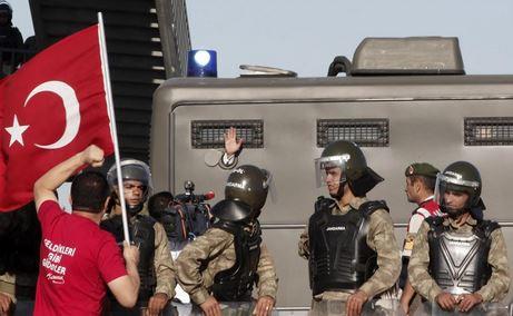 7-'lker Babu' dnya basnnda Haberde, Ergenekon davasnda yaklak 300 sann hkmeti devirmeye almakla suland ifade edildi. ngiliz Guardian gazetesi, Ergenekon davas kararnn akland Silivri'de geni gvenlik nlemlerinin alndn da haberinde vurgulad.