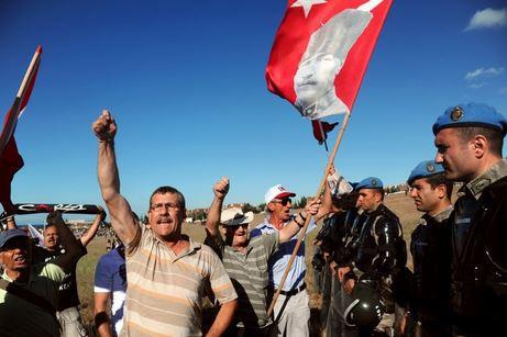 9-''lker Babu' dnya basnnda Haberde, 2008-2010 yllar arasnda Trkiye Genelkurmay Bakanl yapan lker Babu'un kendisine yneltilen tm sulamalar reddettii ifade edildi. Haberde, Babakan Recep Erdoan'n siyasi rakiplerini devre d brakmak iin bu davay basamak olarak kullanmakla suland da vurguland.