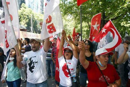 12-HAARETZ: ERDOAN'A DARBE GRMNDEN ESK GENELKURMAY BAKANINA MEBBET srail gazetesi Haaretz de internet sayfasnda Ergenekon davas kararn birinci haber olarak verdi. "Trk mahkemesi, Erdoan'a darbe giriiminden eski genelkurmay bakanna mebbet verdi" balyla yaynlanan haberde, asker, siyaseti, akademisyen ve gazetecilerden oluan yaklak 300 sann, Trk hkmetine darge girii bulunmakla suland belirtildi.