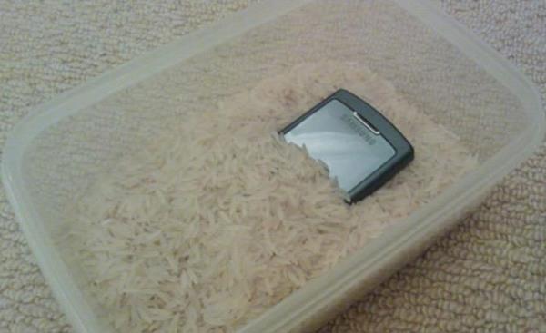 Telefonunuz suya derse pirin dolu bir kapta bekletin. Pirin suyu emerek telefonun alma ansn ykselticekticekdir.