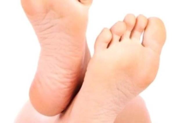 Parmanz sktrdysanz ya da ayak parmanz arptysanz... Parmanz dik tutup zerine skca bastrn. Bu, arnzn azalmasn salayacaktr.