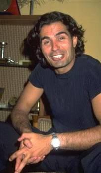 O dnemde henz 20'li yalarnn ilk yarsnda olan Alptekin, ksa bir podyum deneyiminin ardndan kendini kameralarn nnde buldu.