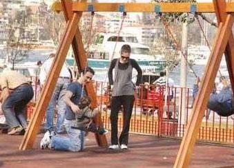 Bir zamanlar magazin basnn peinden koturan bir nl olmas dnda milyonlarca anneden hibir fark yok.