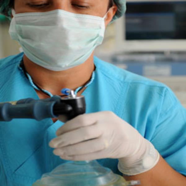 Kas geveticiler iini yapm fakat maskedeki bozukluk sebebiyle narkozun sadece %5 i etki etmitir. Doktorlara season duyuramadan Sylemeye gerek yok, byk travma yaayan Cook un psikolojik tedavisi sryor.