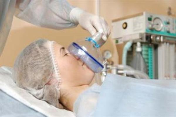 zellikle bilincin ak olmas gereken acil durumlar ve sezeryan gibi ameliyatlarda az verilen anesteziklerle tam uyuturma gereklemeyebilir.