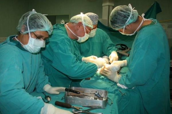 16 dakika boyunca karn kesilerek i organlarna mdahale edilirken btn acy hisseder. Doktorlar hatalarnn farkna vardklarnda genel anestezi yaparlar. Uyandnda da rya grdn sylerler.