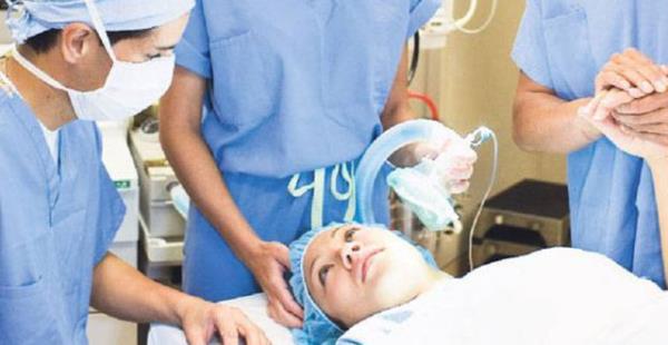 2. Gz karlrken izledi!<br>  Amerika &#8216;nn Virginia eyaletinde Carol Wehier 1998 ylnda sa gzn aldrd ameliyat esnasnda uyanr ve doktorun &#8220;daha derin kes, haha gl ek&#8221; dediini duyar. Barmak, lk atmak ister ama sesi kmaz.