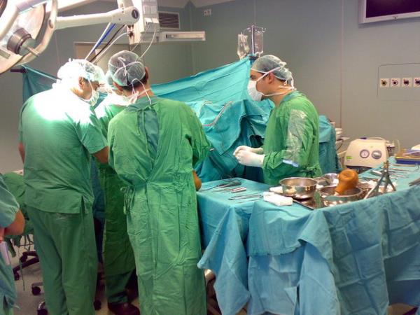 Raleigh Sizemore &#8216;n ackl hikayesi deet veriyor. Karn ars sebebiyle ameliyata alnan adama fel edici ilalar zerk edilir fakat acy hissetmesini engelleyecek uyuturucular verilmez.