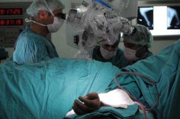 Parman kprdatarak doktorlara uyank olduunu iaret etmek ister, yapamaz. Kas gevetici alm, uyutucu ilememitir. Ar kesici de etkisini yava yava kaybettike Wehier, gznn oyulduunu hissetmeye balar.