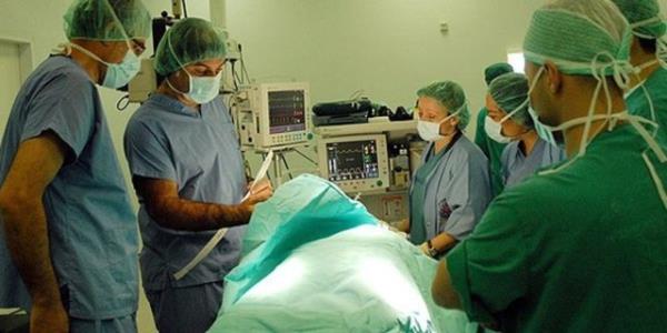 in garibi beyin ameliyat boyunca EEG cihazna bal olan kadnn beyin dalgalarnda hi bir uyanma durumu gzlenmez. Neyse ki Reynolds acy hissetmemitir.